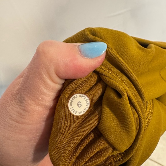 Golden Lululemon Align biker shorts - Picture 3 of 5